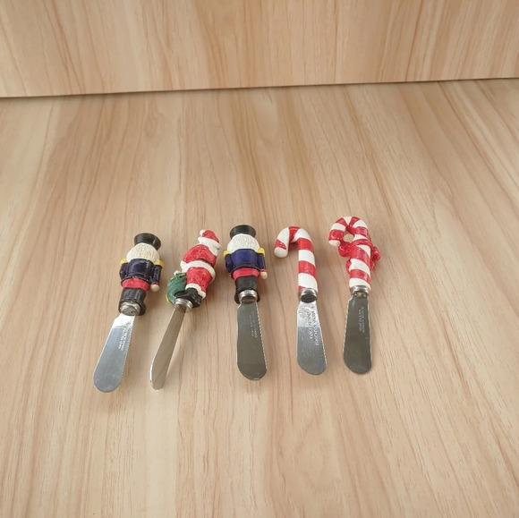 Mixed Lot 0f 5 Boston Warehouse Christmas Holiday Cheese Spreaders Knives - Picture 3 of 5